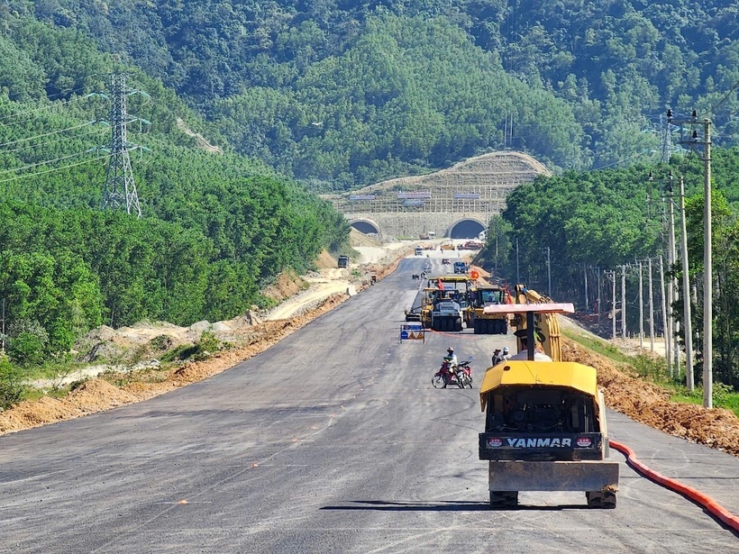 Trên công trường, nhà thầu triển khai 50 mũi thi công, bố trí 1.500 máy móc thiết bị cùng 3.850 nhân sự thi công 24/24h