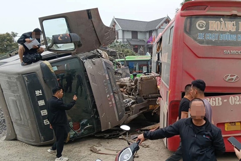 Clip: Kinh hoàng tránh ô tô con, xe đầu kéo mất lái lao vào xe khách đi ở chiều ngược lại - 1