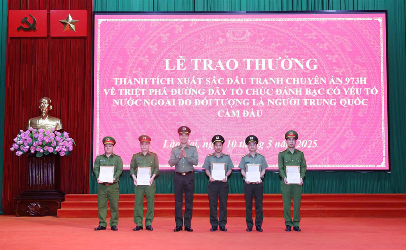 Đại tá Cao Minh Huyền - Giám đốc Công an tỉnh Lào Cai khen thưởng cho các đơn vị. Ảnh: Cổng thông tin Lào Cai. Ảnh: Lao Động