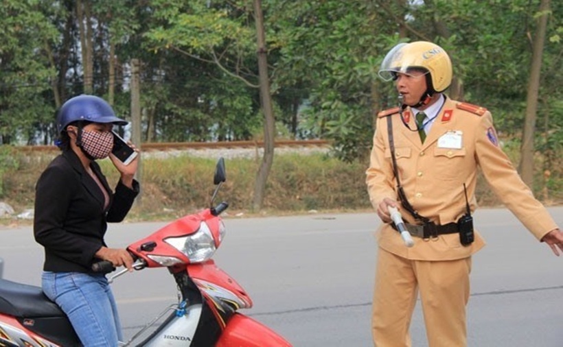 Khi dừng xe để nghe điện thoại, người lái xe cần tuân thủ quy định tại Điều 18 Luật Trật tự, an toàn giao thông đường bộ. (Ảnh: Lao động)