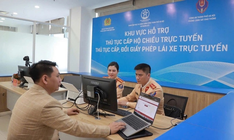 Điểm hướng dẫn của Phòng CSGT Hà Nội tại Trung tâm phục vụ hành chính công TP Hà Nội.