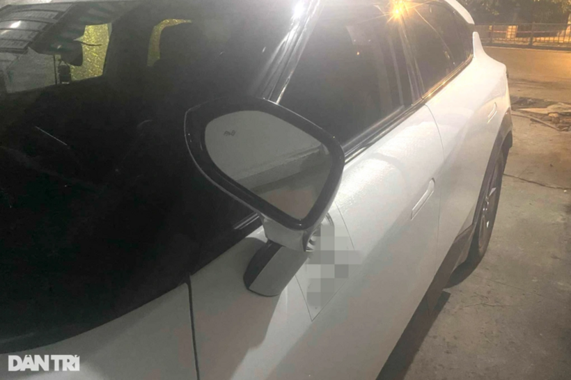 Chiếc taxi bị hư kính chiếu hậu bên trái. Ảnh: Dân Trí