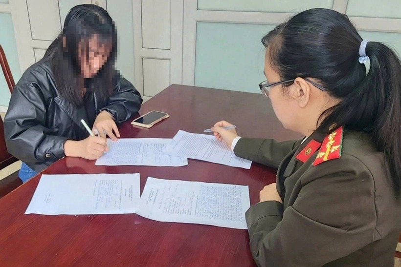 Cơ quan công an làm việc với một người đăng tải thông tin sai sự thật trên mạng xã hội. Ảnh: Dân trí