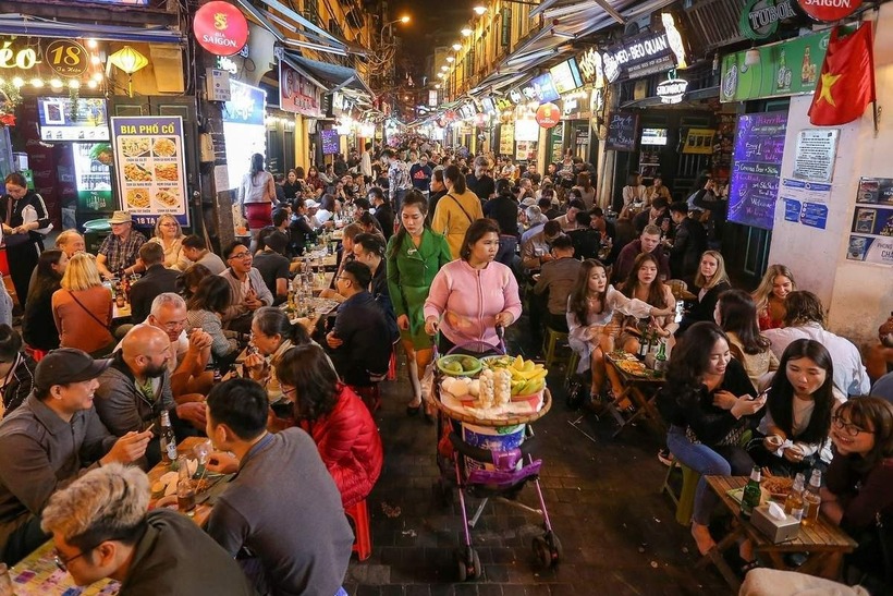 Tạ Hiện nổi tiếng với những món ăn vặt đa dạng, mang đậm sắc màu của người Hà Nội.