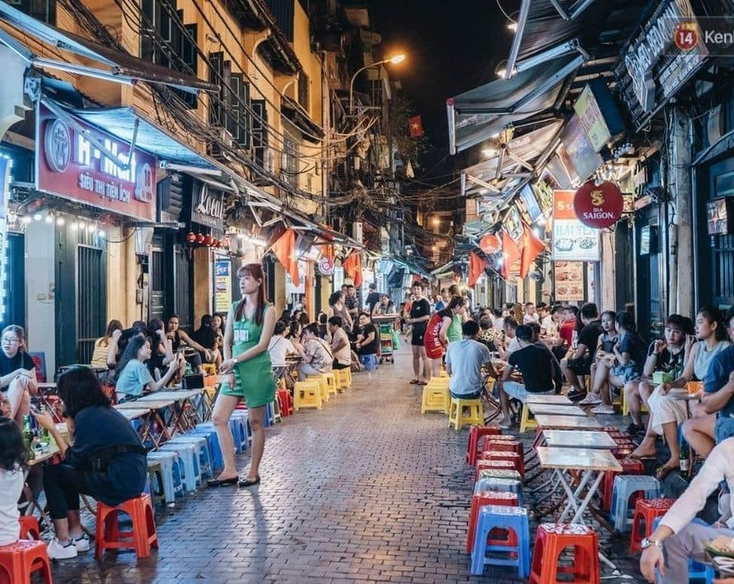 Tọa lạc giữa khu phố cổ, phố Tạ Hiện có vị trí lân cận nhiều di tích, địa điểm tham quan nổi tiếng.