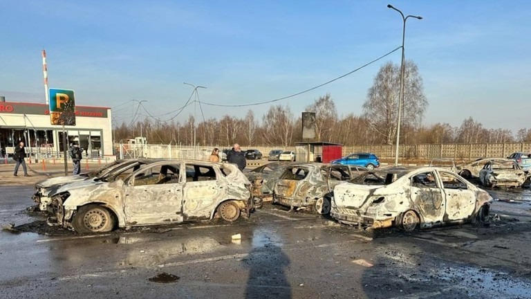 Loạt ô tô bị thiêu rụi sau cuộc tấn công của Ukraine. Ảnh: RT