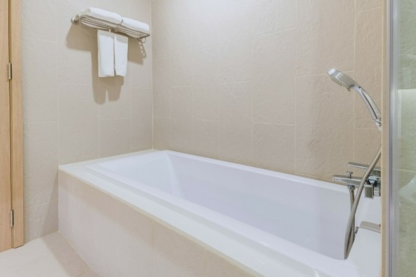 Nước đọng lại trong bồn sau khi tắm dễ tạo cơ hội cho nấm mốc và vi khuẩn tụ cầu phát triển. Ảnh minh họa: Vecteezy