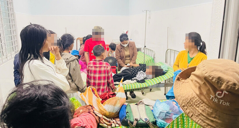 Nhiều học sinh có triệu chứng sốt kèm phát ban được tiếp nhận và điều trị