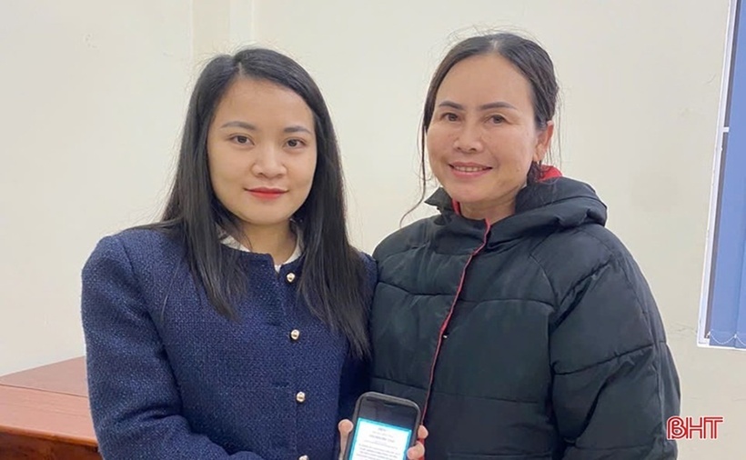 Chị Hoàng Thị Kim Dung (bên trái) chuyển khoản lại số tiền 100 triệu đồng cho chị Phạm Thị Yến. (Ảnh: Báo Hà Tĩnh)