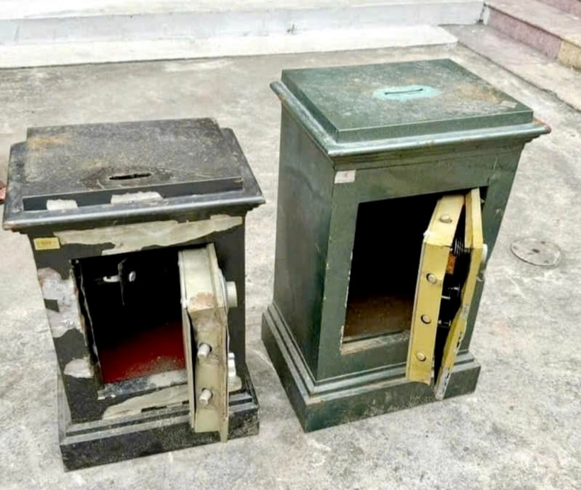 Két sắt bị nhóm đối tượng cạy phá để trộm tiền. Ảnh: VietNamNet