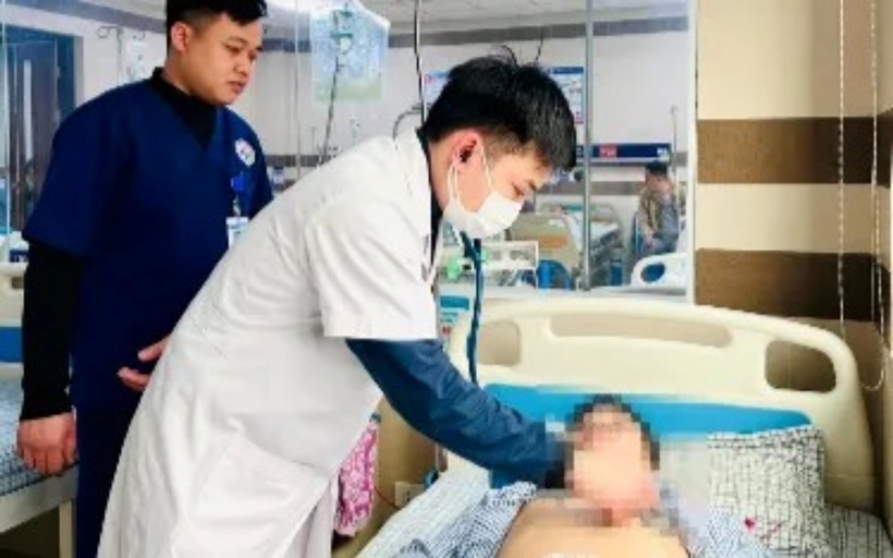 Bệnh nhân được đưa vào cấp cứu với biểu hiện kích thích nói nhảm, khó giao tiếp, thở nhanh 24 lần/phút, sốt cao... Ảnh: Thời báo VTV