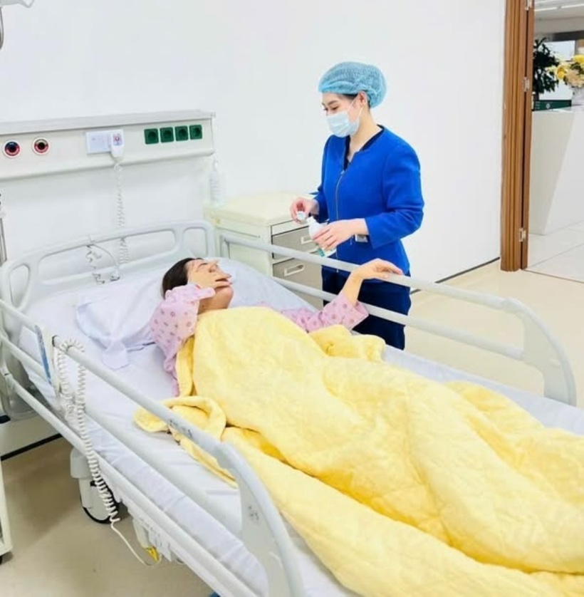 Bệnh nhân N.T.A được các bác sĩ thăm khám. Ảnh: BVCC.