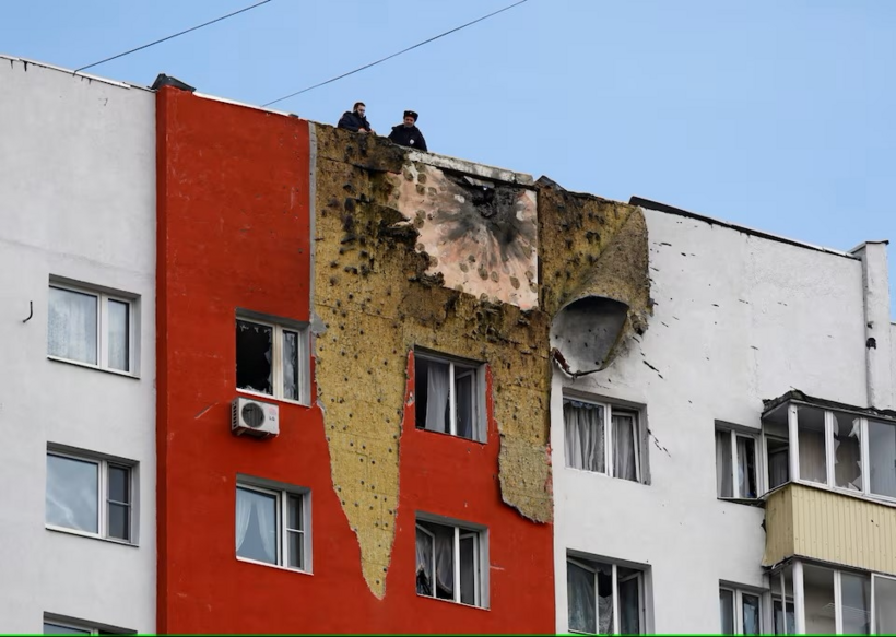 Một tòa nhà ở Moscow bị hư hại do UAV của Ukraine (Ảnh: Reuters)