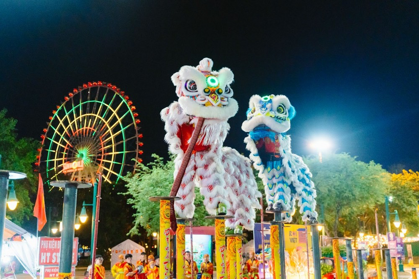 Danang Downtown chiêu đãi du khách với màn trình diễn Lân Sư Rồng Mai Hoa Thung các dịp cuối tuần