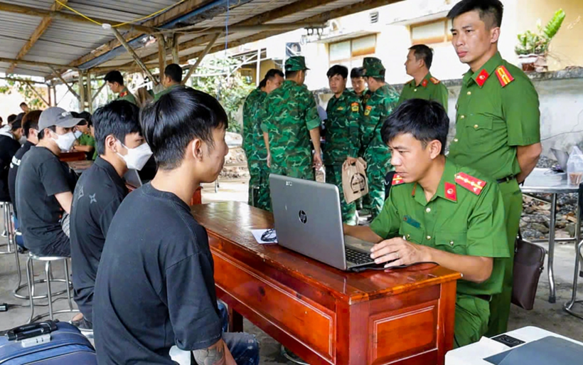 Công an tiếp nhận nhóm người Việt bị phía Campuchia tạm giữ do nhập cảnh trái phép làm "việc nhẹ lương cao". Ảnh: Tuổi trẻ Oline