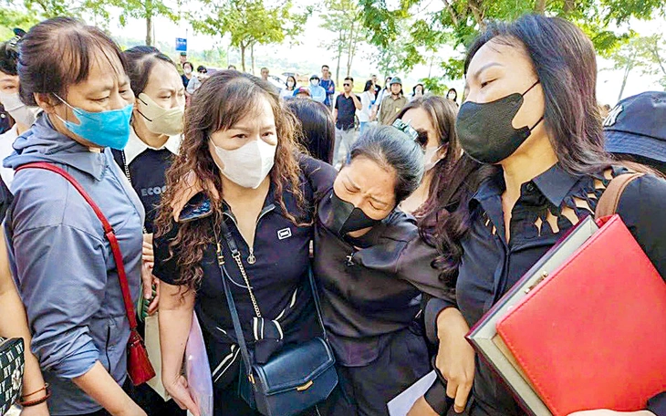 Mẹ nạn nhân (thứ hai từ phải qua) gục ngã tại cổng tòa trong phiên xét xử sơ thẩm giữa tháng 12/2024. Ảnh: Tuổi Trẻ