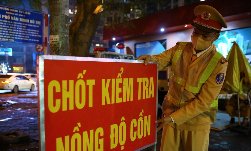 Không có khung giờ cố định nào cho việc kiểm tra nồng độ cồn. (Ảnh minh họa: VietnamNet)