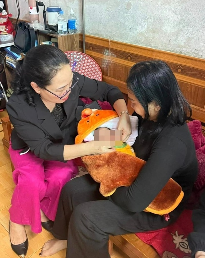 Trong lúc đi vứt rác, một người phụ nữ ở Nghệ An tá hỏa phát hiện bé trai bị bỏ rơi ven đường, trong tình trạng tím tái, sức khỏe yếu. Ảnh: Gia đình & Xã hội