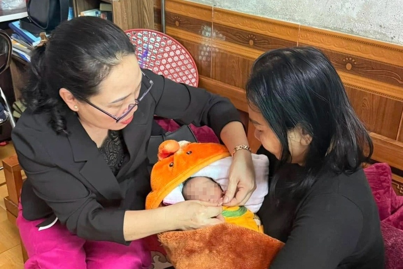 Bé trai bị bỏ rơi, được bà M. chăm sóc từ ngày 27/1 tới nay. (Ảnh: Dân trí)