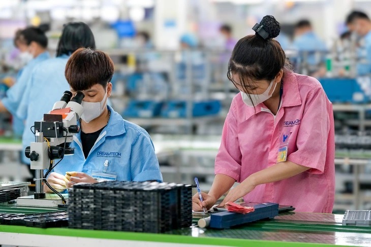 Đề xuất nhiều khoản thu nhập không phải chuyển đóng bảo hiểm xã hội bắt buộc. (Ảnh: Tuổi trẻ)