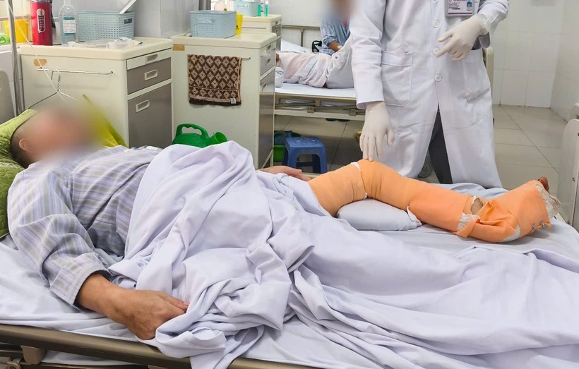 Người đàn ông được vi phẫu tạo hình gân gót chân Achille giữ trọn được chân. Ảnh: BVCC