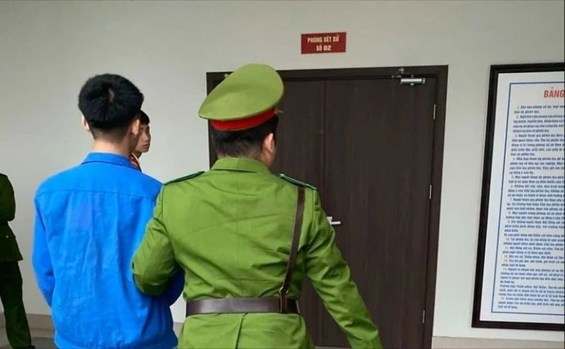 Sau nửa ngày xét xử, TAND TP.Hà Nội đã tuyên phạt Trương Văn Minh 4 năm 9 tháng tù về tội Cố ý gây thương tích (y án sơ thẩm). Theo đó, HĐXX phúc thẩm bác kháng cáo xin giảm nhẹ hình phạt của Trương Văn Minh và bác kháng cáo tăng nặng hình phạt đối với bị cáo này. (Ảnh: Công lý)