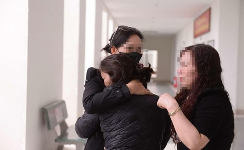 Sau phiên tòa phúc thẩm, vừa bước ra khỏi phòng xét xử, mẹ nam sinh Nguyễn Hoàng Đ. khóc nghẹn, được người thân chăm sóc. (Ảnh: Tiền phong)