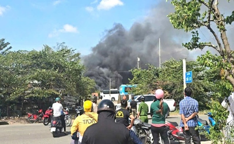 Lửa cháy áp sát bãi xe ô tô. (Ảnh: Thanh niên)