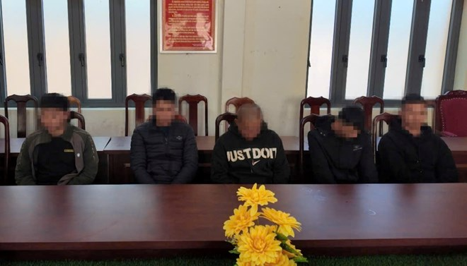 Các đối tượng bị điều tra về hành vi đánh bạc bằng hình thức xóc đĩa. Ảnh: Lao Động