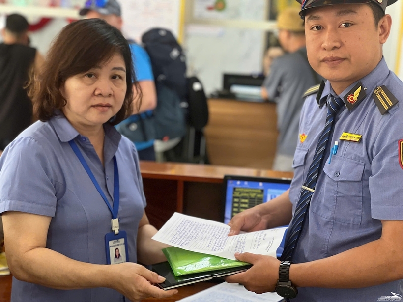 Nhân viên đường sắt kịp thời trả lại tài sản cho du khách nước ngoài bỏ quên.