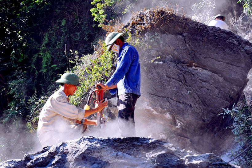 Người dân tỉnh Ninh Bình khai thác núi đá vôi trong những năm 2000. Ảnh: Dân Trí