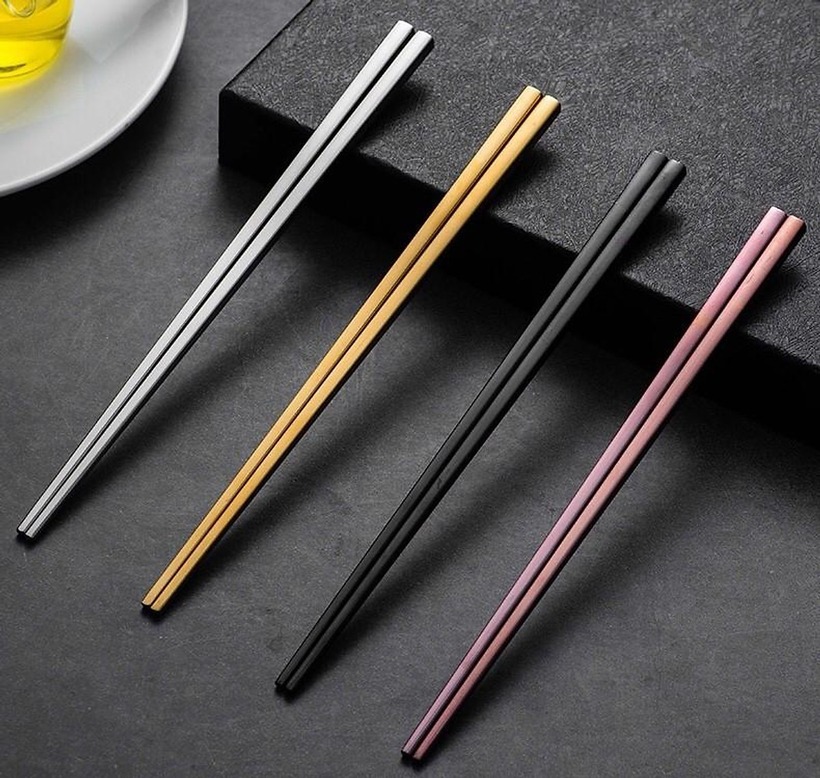 Do chất liệu kim loại nên đũa inox dẫn nhiệt tốt, gắp thức ăn nóng dễ gây bỏng miệng.