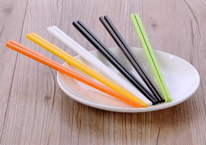 các chất nhuộm và sơn này chứa nhiều hóa chất có thể gây hại cho sức khỏe.