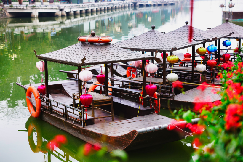 Bế thuyền ở phố cổ Hoa Lư. Ảnh: Lao Động