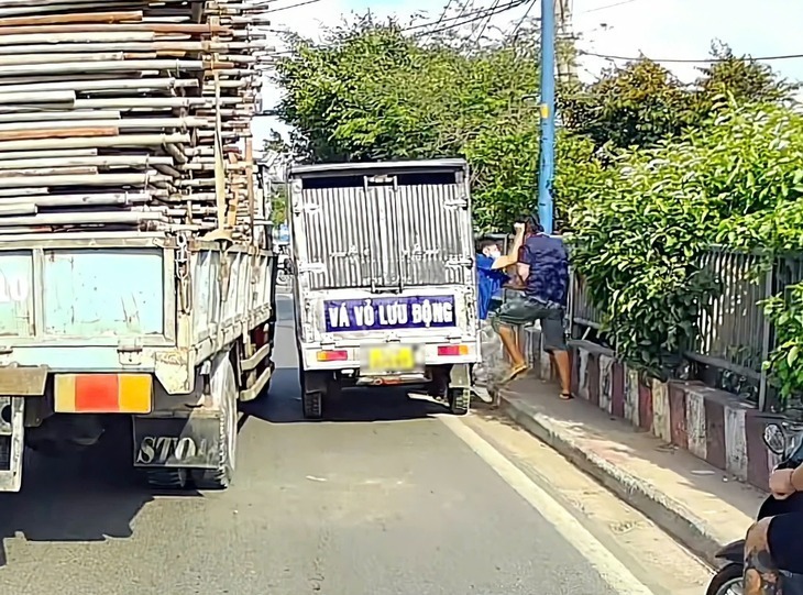 Hình ảnh 2 tài xế ẩu đả. Ảnh: Tuổi Trẻ