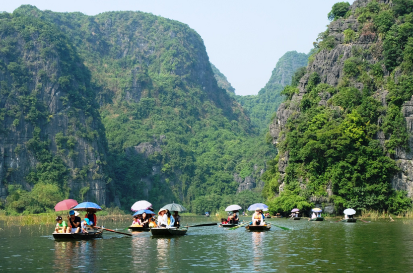 Tam Cốc - Bích Động là nơi thu hút nhiều khách du lịch nhất tỉnh Ninh Bình và là một điểm đến du lịch trọng điểm của Việt Nam. Ảnh: Người Lao Động