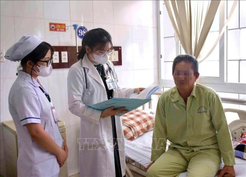 Bệnh nhân được xuất viện trong tình trạng khỏe mạnh vào chiều 12/3. Ảnh: TTXVN