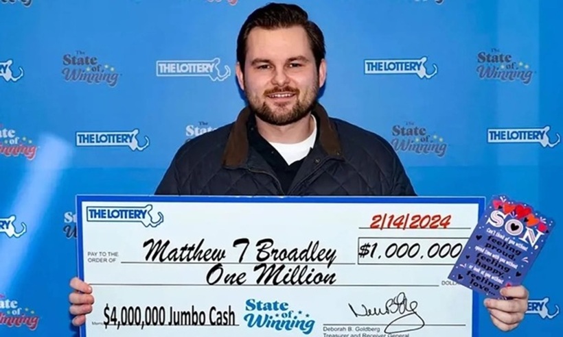 Matthew Broadley nhận giải thưởng xổ số 1 triệu USD hôm 14/2/2024. Ảnh: Xổ số bang Massachusetts/VnExpress