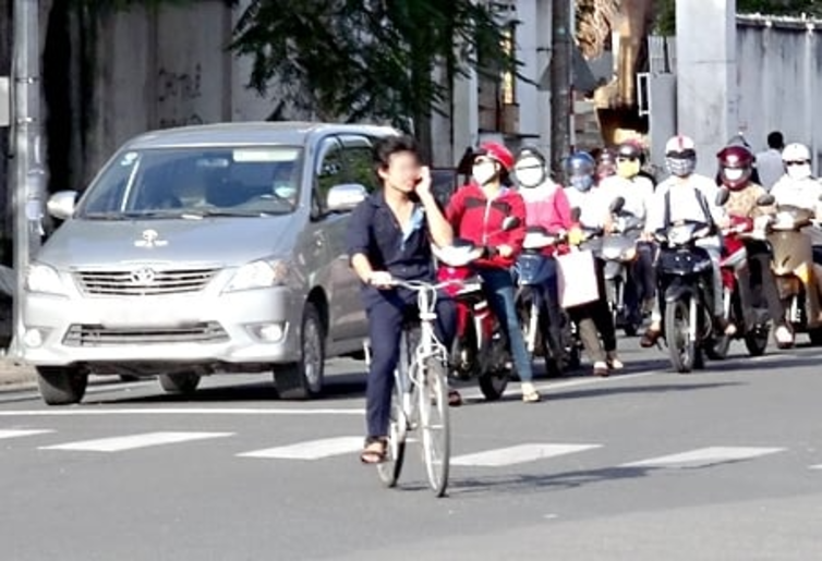 Sử dụng điện thoại khi điều khiển xe đạp bị xử phạt bao nhiêu tiền? Ảnh minh hoạ