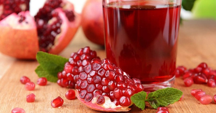 Nước ép lựu có chứa chất chống oxy hóa polyphenol giúp bảo vệ cơ thể khỏi các gốc tự do có hại tấn công.