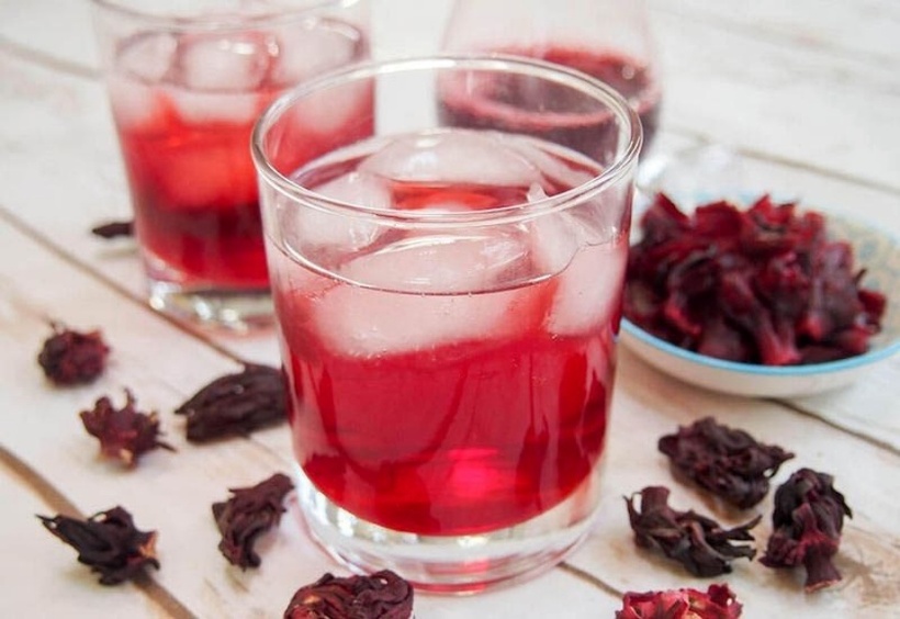 Trà hibiscus, còn gọi là trà hoa atiso đỏ, trà bụp giấm, với nhiều chất chống oxy hóa.