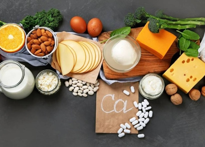 Ăn quá nhiều thực phẩm chứa canxi.