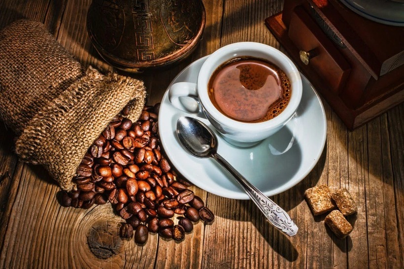 Caffeine làm tăng tốc quá trình trao đổi chất và dễ gây mất nước.