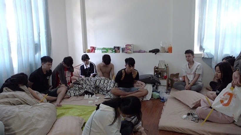 Công an thu giữ 2 máy tính xách tay, gần 30 điện thoại thông minh, hàng chục thẻ ngân hàng và sim điện thoại các loại cùng nhiều ghi chép về quá trình giao dịch, phân công nhiệm vụ và trả công liên quan đến các dòng tiền giao dịch trị giá khoảng 2.000 tỷ đồng.
