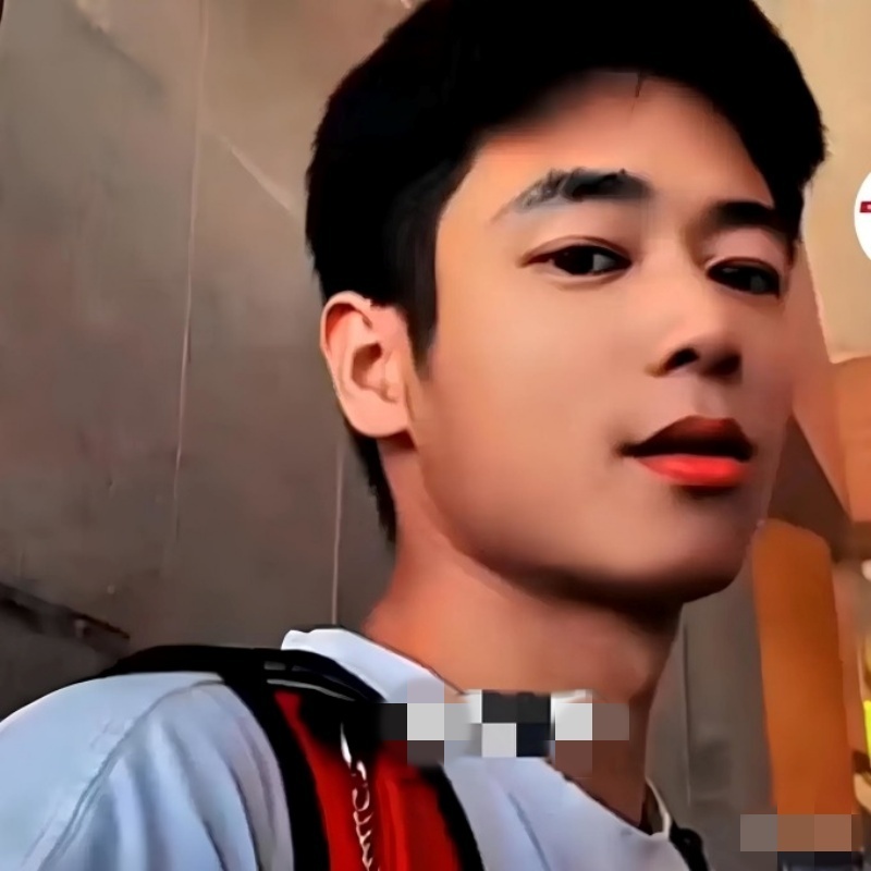 Tiểu Trương 26 tuổi kiếm hơn 300.000 nhân dân tệ bằng nghề bế khách leo núi ở Trung Quốc. Ảnh: Douyin.