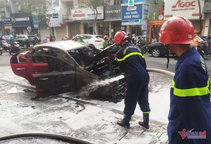Lực lượng Cảnh sát PCCC và cứu nạn cứu hộ, Công an TP.Đà Nẵng dập tắt đám cháy ô tô. Ảnh: VietNamNet
