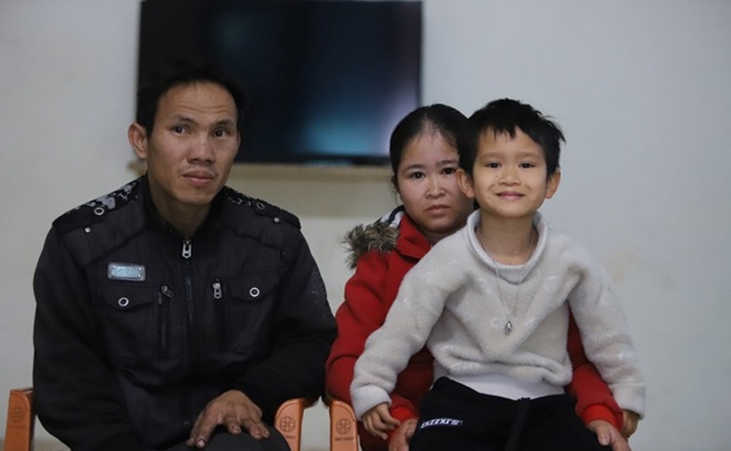 Quang bên bố mẹ. Bố của nam sinh cũng bị dị tật ở chân, đi lại khó khăn. (Ảnh: VNE)