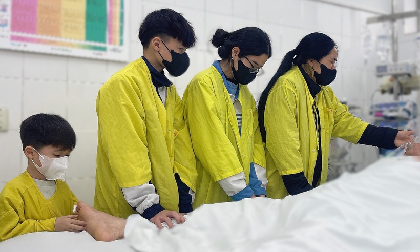 Vợ cùng 3 người con tiễn biệt chồng, bố trước khi bác sĩ thực hiện ca lấy, ghép tạng. Ảnh: Vnexpress.