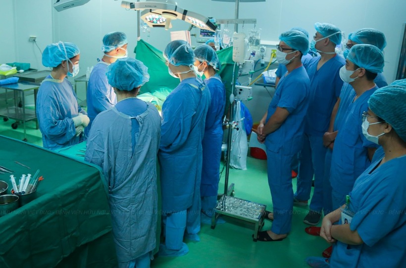 Đội ngũ y bác sĩ đã dành một phút mặc niệm để tri ân nghĩa cử cao đẹp của người hiến. Ảnh: VTC News.