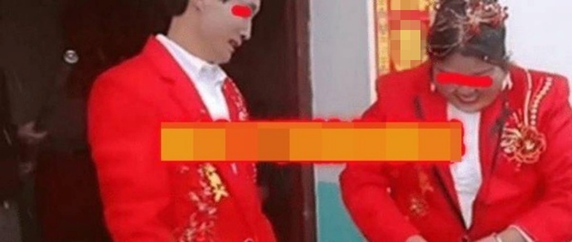 Vào ngày cưới, cô dâu mặc bộ váy đỏ cười tươi rạng rỡ. Ảnh: Sohu.